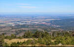 Nordöstlicher Blick vom Brocken in die deutlich flachere Landschaft von Sachsen-Anhalt.