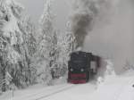 Die Brockenbahn am tief verschneiten Goetheweg, 1 Kilometer vorm Brocken.