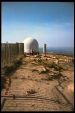 Blick zur Abhranlage und einem Wachturm auf dem Brocken.