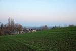 Blick von einem Hügel auf das Dorf Zscherben (Gemeinde Teutschenthal) sowie auf Angersdorf (rechts) und in weiter Ferne Halle-Neustadt, angedeutet u.a.