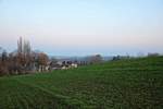 Blick von einem Hügel auf das Dorf Zscherben (Gemeinde Teutschenthal) sowie auf Angersdorf (rechts) und in weiter Ferne Halle-Neustadt, angedeutet u.a. durch Hochhäuser. [14.1.2018 | 16:24 Uhr]