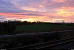 Farbenfroher Himmel während eines Sonnenuntergangs am Bahnhaltepunkt Zscherben (Gemeinde Teutschenthal).