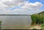 Blick auf den Nordstrand am Süßen See in Seeburg (Gemeinde Seegebiet Mansfelder Land) Richtung Südwesten. Das mittlerweile sonnige Wetter lädt bei angenehmer Wassertemperatur zum Baden ein. Aufgenommen während einer Fahrradtour auf dem Himmelsscheibenradweg. [25.6.2018 | 12:31 Uhr]