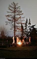 Lagerfeuer mit Marshmallows, Knüppelkuchen, Glühwein und Kinderpunsch bei einer Feier im BUND Umweltzentrum Franzigmark in Morl bei Halle (Saale).