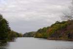 Herbstlicher Blick vom Rive-Ufer unterhalb der Burgruine Giebichenstein durch das Hallenser Saaletal fluabwrts zum Trothaer Stauwehr.