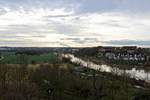 Blick auf die Saale bei Hochwasser im Naturpark  Unteres Saaletal  mit Lettin, einem Stadtteil von Halle (Saale).