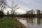 Derzeit führt die Saale Hochwasser, sodass die Warnstufe 2 bereits überschritten wurde. Blick auf die Saale an der Peißnitzbrücke. Aufgenommen von der Ziegelwiese. [6.1.2018 | 11:42 Uhr]