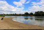 Blick auf den Heidesee am Sandstrand des Heidebades Halle-Nietleben bei wechselhaftem Wetter.