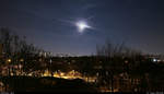 Blick Richtung Innenstadt auf den aufgehenden Vollmond über Halle-Neustadt bei klarem Himmel.