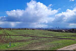 Die Skyline von Halle (Saale) mit mächtiger Wolkenformation an diesem sehr aprilhaften letzten Montag im März.