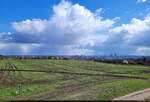 Die Skyline von Halle (Saale) mit mächtiger Wolkenformation an diesem sehr aprilhaften letzten Montag im März. Gesehen am Granauer Berg westlich von Halle-Nietleben.

🕓 27.3.2023 | 12:49 Uhr