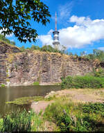 Auf dem Petersberg bei Halle (Saale) wurde früher Quarzporphyr abgebaut. Hier zu sehen der Goethebruch, ein mit Wasser gefüllter ehemaliger Steinbruch in der Nähe des Fernmeldeturms.

🕓 20.7.2023 | 15:34 Uhr