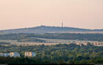 Tele-Blick vom Kolkturm in der Dölauer Heide auf den Petersberg, mit 250 Metern über NN die höchste Erhebung im ehemaligen Saalkreis bei Halle (Saale).