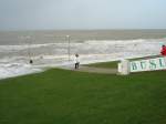 Bsum 2007 - Sturmflut, Uferweg und Festplatz stehen schon unter Wasser - und es ist noch ausflaufendes Wasser ...