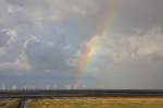 Hallig Nordstrandischmoor - 16.06.2008 - Blick von der Neuwarft zum Festland mit den  Windmhlen  und einem Regenbogen.