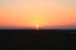 Hallig Nordstrandischmoor - 19.06.2008 - Sonnenuntergang, Blick von der Neuwarft, am Horizont die Warften der Hallig Langeness.