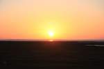 Hallig Nordstrandischmoor - 19.06.2008 - Ein Tag endet mit einem herrlichen Sonnenuntergang, Blick von der Neuwarft, am Horizont die Warften der Hallig Langeness.