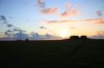 Hallig Nordstrandischmoor - 16.06.2008 - Abendstimmung mit Sonnenuntergang an der Neuwarft, im Hintergrund (von rechts) Amalienwarft, Warft Halberweg und Norderwarft.