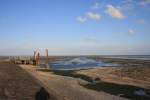 Hallig Nordstrandischmoor - 19.06.2008 - Niedrigwasser am Schiffsanleger, whrend das letzte Wasser aus dem Becken abluft, kann man sich kaum vorstellen, da in dieser Kuhle Platz fr 2 Schiffe sein