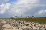 Hallig Nordstrandischmoor - 16.06.2008 - Der Schiffsanleger mit  Adler V  und  Nordfriesland . Da der Anleger aber nur durch ein Schiff genutzt werden kann, ist die  Nordfriesland  ausgewichen,  Adler V  legte an und nach dem Aussteigen der Fahrgste verlt sie den Anleger wieder, um im Tiefwasser zu warten.