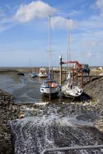 Hallig Nordstrandischmoor - 20.06.2008 - Der Segelhafen bei Niedrigwasser, wre nicht das Wasser eines Priels, wrde er komplett trocken liegen.