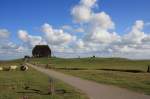 Hallig Nordstrandischmoor - 14.06.2008 - Die Warft Halberweg ist Dienstwohnung des ALR (Amt fr lndliche Rume) Husum, dieses Amt ist auch fr die Manahmen des Kstenschutz zustndig.