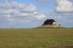 Hallig Nordstrandischmoor - 14.06.2008 - Blick von der Halligkante im Norden zur Amalienwarft mit Sturmflutpfahl und Pegel (links), die  Windmhlen  und Gebude im Hintergrund gehren zur Insel