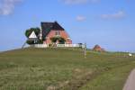 Hallig Nordstrandischmoor - 14.06.2008 - Die Amalienwarft oder Schulwarft, hier befinden sich Grund- und Hauptschule der Hallig.