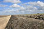 Hallig Nordstrandischmoor - 14.06.2008 - Die Steinkante der Hallig, sie beginnt im Norden und fhrt ber die Westspitze bis hinter den Schiffsanleger im Sden und wurde von 1926 bis 1935 angelegt, um