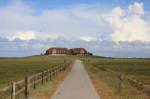 Hallig Nordstrandischmoor - 14.06.2008 - Der Blick vom Schiffsanleger zur Neuwarft, das ist die grte Warft der Hallig, geteilt in das Eigentum von 2 Familien.