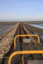 Hallig Nordstrandischmoor - 17.06.2008 - Als Verbindung zwischen Festland und Hallig dient eine Lorenbahn, diese durchquert das Watt auf einem Damm (mehr dazu unter Bahnbilder.de - D/Halligbahnen,