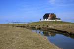 Die Amalienwarft auf Hallig Nordstrandischmoor ist Schule und Kirche zugleich.