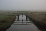 Hallig Nordstrandischmoor,  der Friedhofsstock (Brücke zum Friedhof) im Nebel am 21.11.2014.