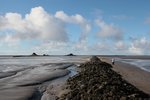 Hallig Nordstrandischmoor am 26.02.2016, Blick vom nördlichen Ende des Steinverbaus zur Warft Halber Weg und Norderwarft.