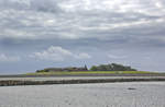 Die Hallig Land vom Wattenmeer aus gesehen.