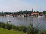 Blick vom linken Ufer (Niedersachsen) ber die Elbe auf das hbsche Stdtchen Lauenburg am rechten Ufer (Schleswig-Holstein); 0.209.2011  