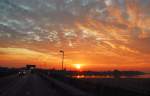 Sonnenuntergang an der Elbebrcke in Lauenburg.