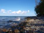 Zum Baden leider ungeeignet, aber fr Naturfreunde und Spaziergnger ein echtes Highlight auf Fehmarn. Am Strand vom Katharinenhof nagt die Ostsee bis an die Bume immer wieder am Land und legt wunderschne Steine frei, die in der Eiszeit von Gleschern aus dem hohen Norden bis hierhin geschoben wurden.