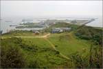 Im Vordergrund der Sprengungskrater  Mittelland  auf der Insel Helgoland.