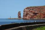 Blick vom Uferweg auf das Wahrzeichen der Insel Helgoland, die  Lange Anna   am 6.7.2013.