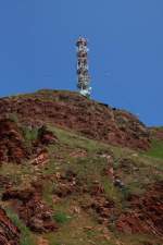 Blick vom Uferweg hinauf auf in Richtung Funkturm auf dem Oberland der  Insel Helgoland am 6.7.2013.