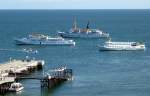 Die Flotte der Ausflugsschiffe nach Husum, Cuxhaven und Glckstadt am 16.05.2008, die Motorboote haben schon begonnen die Touristen an Bord zu bringen, ich mu mich beeilen, um vom Oberland an die