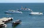 Die Flotte der Ausflugsschiffe nach Husum, Cuxhaven und Glckstadt am 16.05.2008, die Motorboote haben schon begonnen die Touristen an Bord zu bringen, ich mu mich beeilen, um vom Oberland an die Anlegestelle zu kommen.