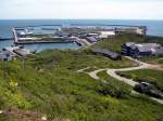 Blick vom Oberland ber das Mittelland mit Krankenhaus zum Sdhafen am 16.05.2008, hier legt das Katameran-Schiff  Helgoland  aus Hamburg an, rechts vor der Hafenausfahrt sichtbar.