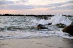 Sonnenuntergang am Strand von Heidkate am Ende eines strmischen Tages.