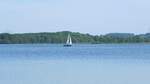 Ein Segelboot am 29.05.23 auf dem Plöner See.