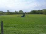 Fußballfeld bei Kappeln - weg mit dem Löwenzahn (Kreis Schleswig-Flensburg, Schleswig-Holstein, Mai 2010)