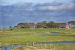 Blick auf Backenswarft auf der Hallig Hooge in Nordfriesland. Aufnahme: 4. Oktober 2021.