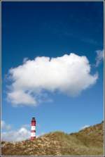 Diese Schnwetterwolke schwebt wie ein zu gro geratener I-Punkt ber dem Leuchtturm von Amrum. 07.09.2006