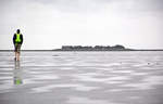 Blick auf die Hallig Oland vom Wattenmeer vor Dagebüjl (Nordfriesland) aus gesehen.